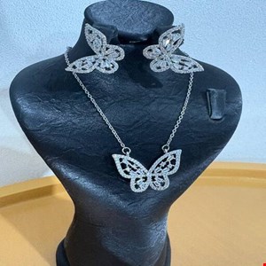 نیم‌ست پروانه‌ای نگین‌دار